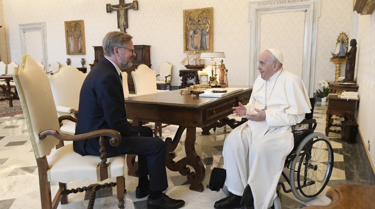Папа Франциск отримав у подарунок вишиваний рушник (ФОТО)
