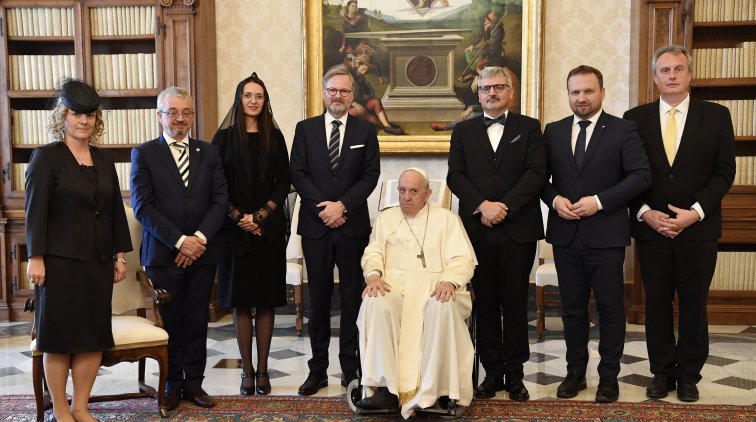 Папа Франциск отримав у подарунок вишиваний рушник (ФОТО)